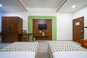 Standard Twin room (8)