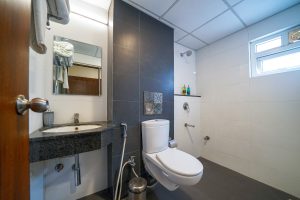Standard Twin room Restroom (1)