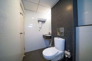 Standard Twin room Restroom (2)