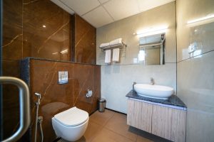 Standard room restroom (2)