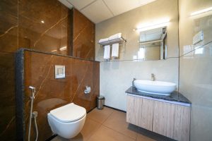 Standard room restroom (3)