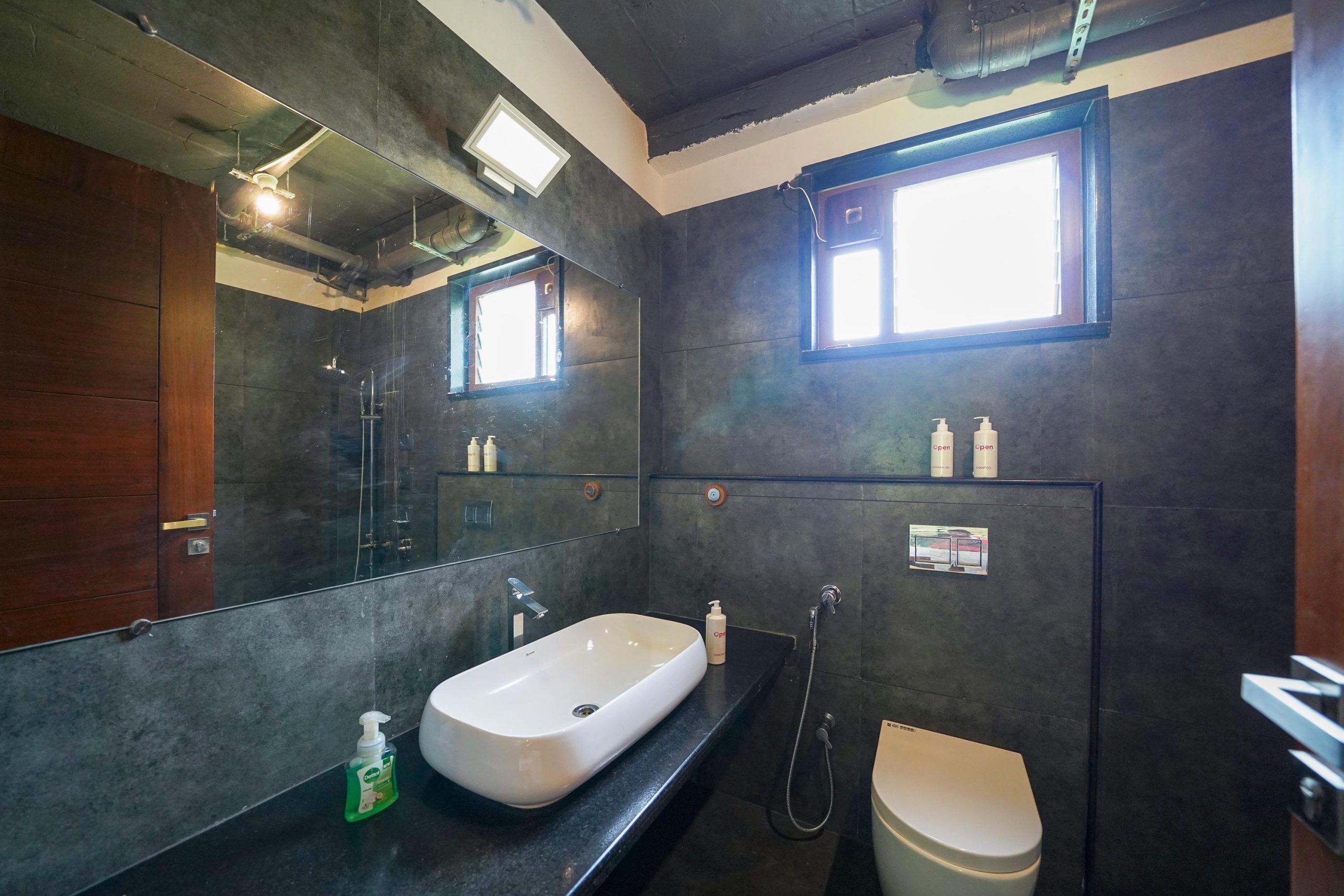 Stream view room Restroom (1)