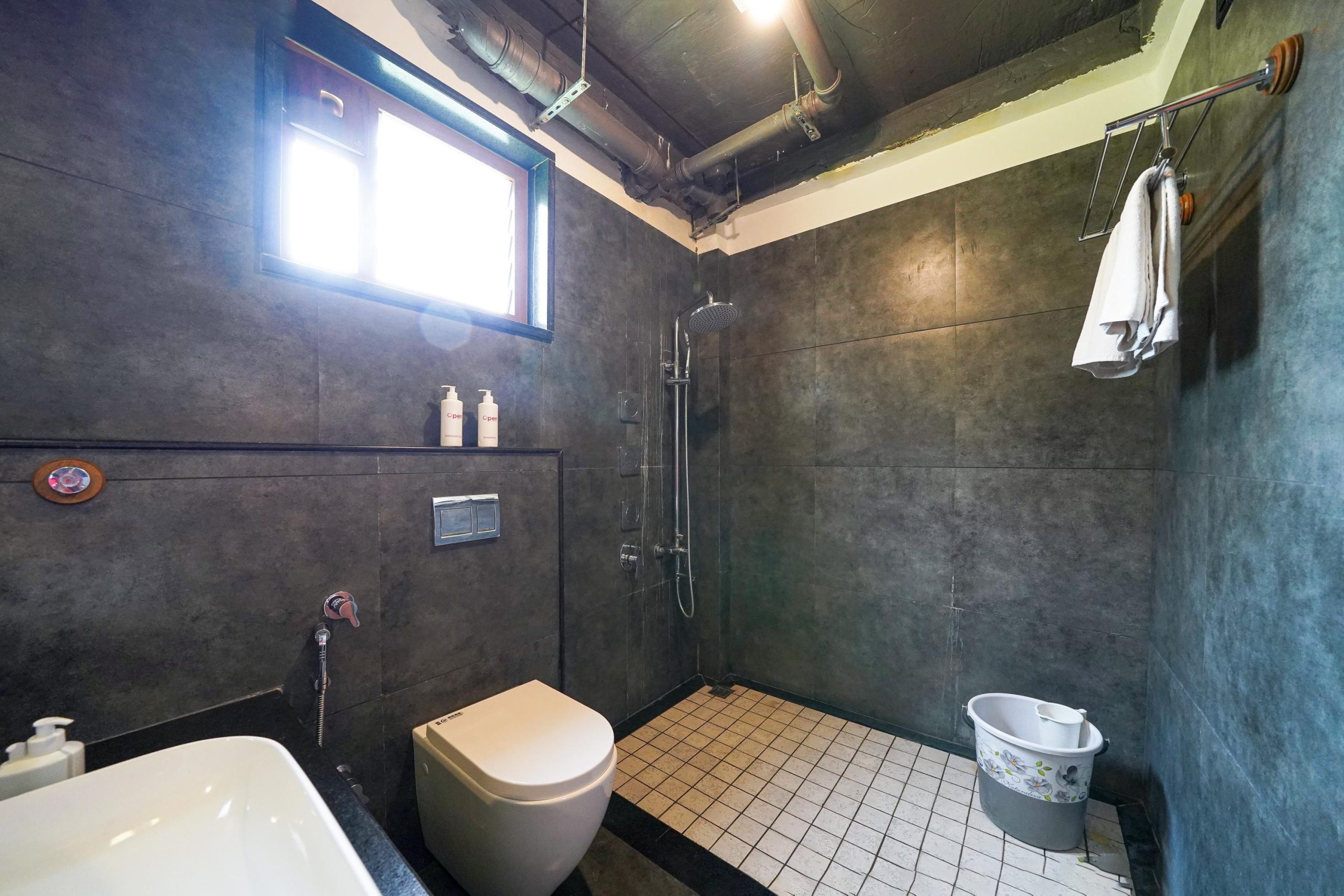 Stream view room Restroom (3)
