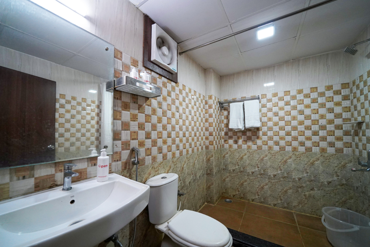 Suite room Restroom (1)