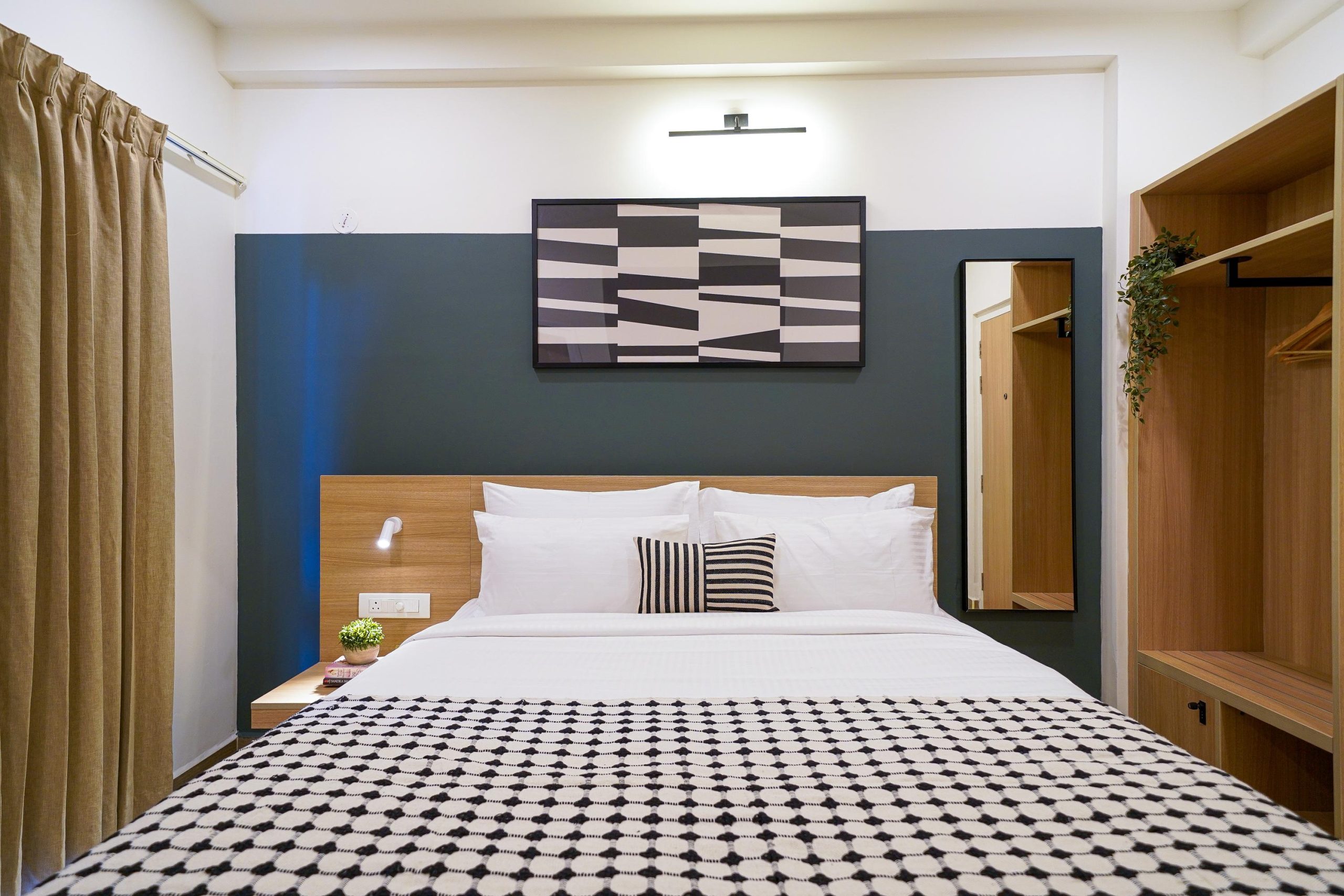 Basic room hoodi