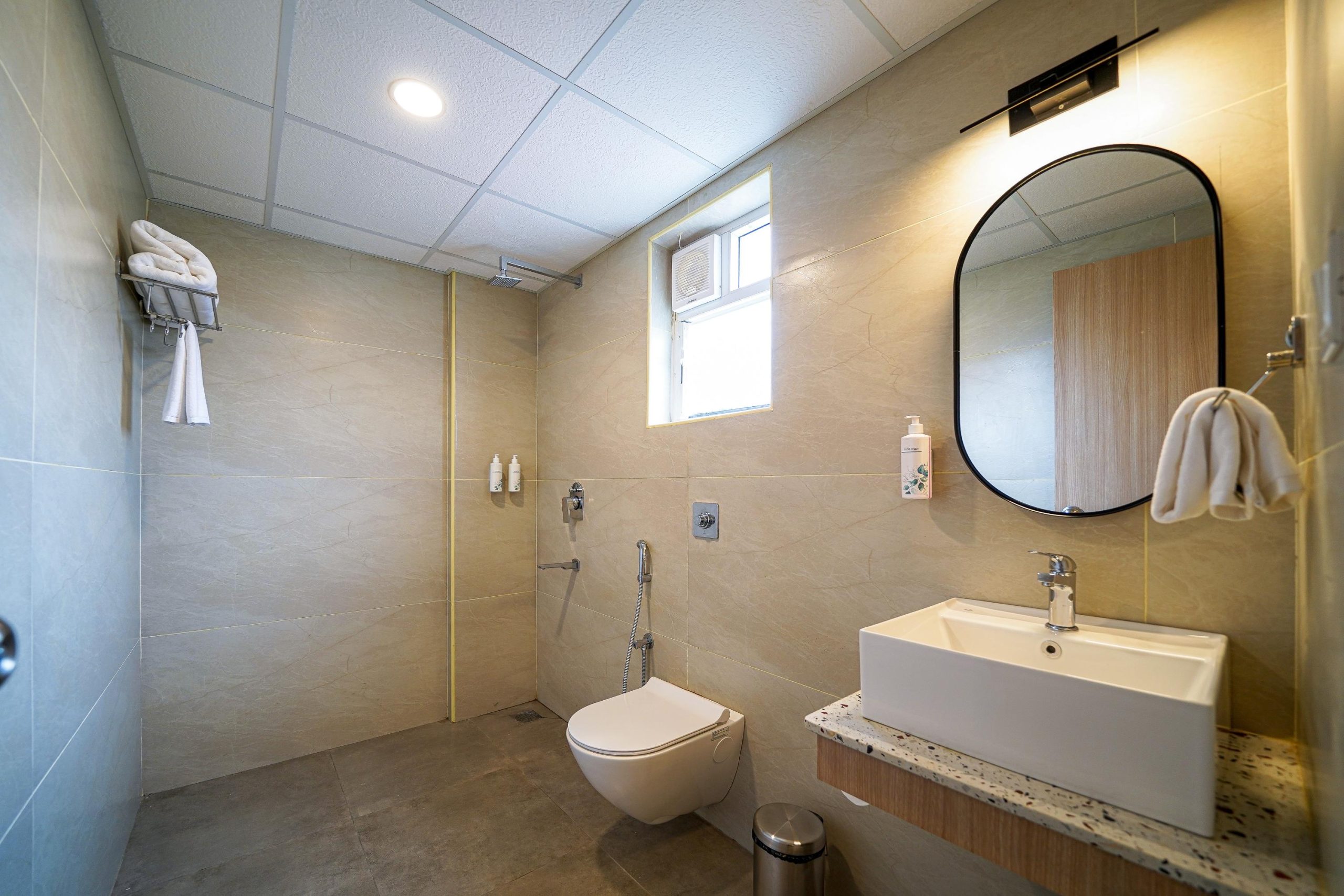 Basic room restroom1hoodi