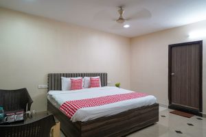 Deluxe King room (3)