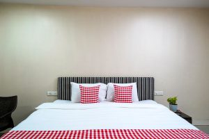 Deluxe King room (5)