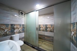 Deluxe King room Restroom (1)
