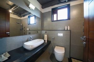 Lake view room Restroom (1)