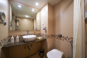 Standard twin room restroom (1)