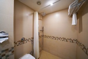 Standard twin room restroom (2)