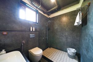 Stream view room Restroom (3)