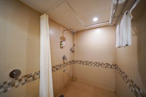 Suite room restroom (1)