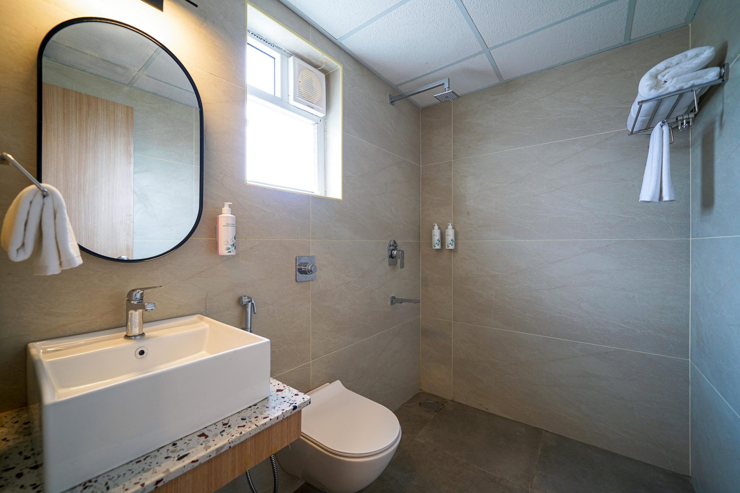 Superior room restroom (2)