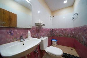 Family Triple room restroom (1)