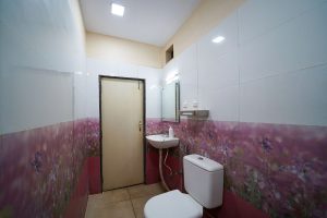 Family Triple room restroom (2)