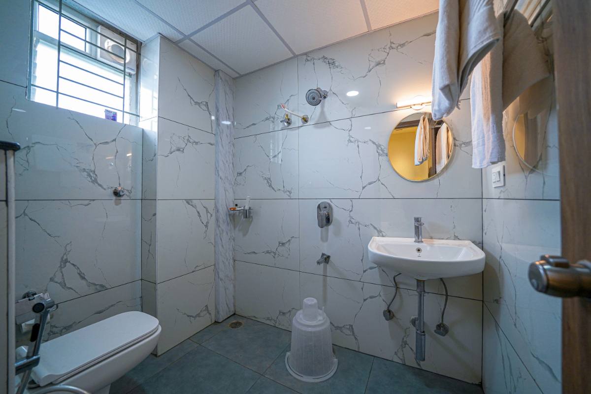 16 Suite Restroom 10