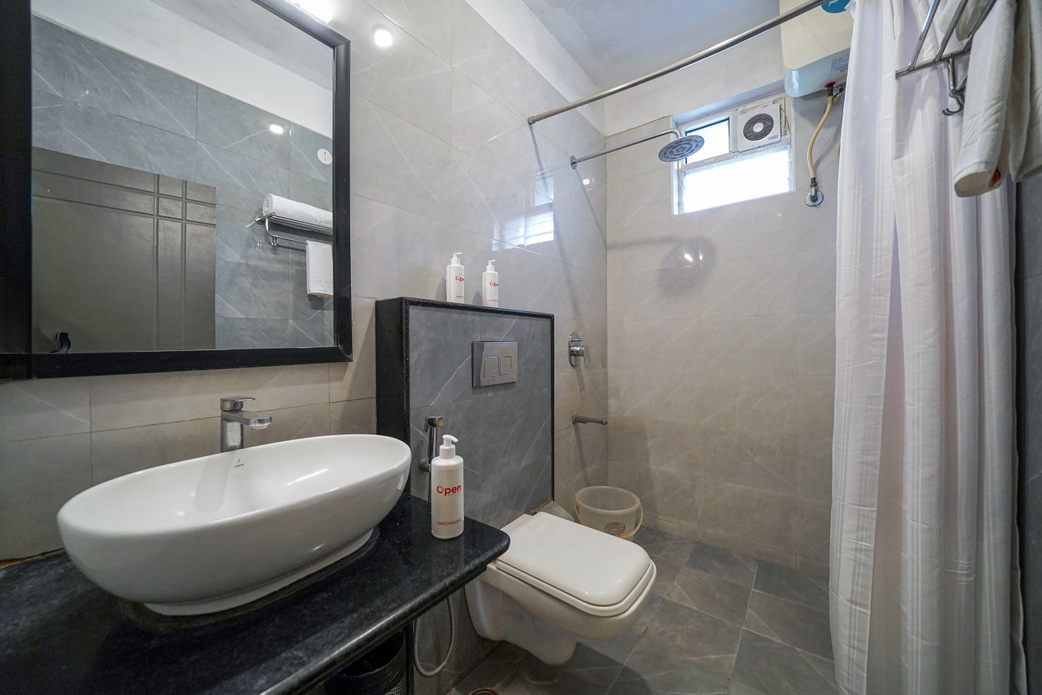 Deluxe room Restroom (8)