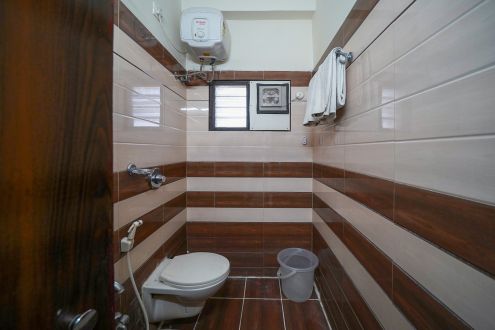 Deluxe king Restroom (6)