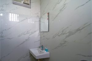 Dluxe room Restroom (2)