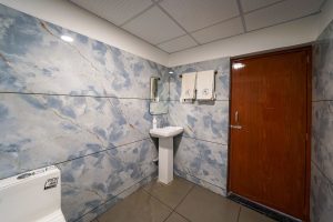 Quadruple Family room Restroom (6)