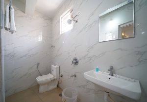 Standard room restroom (1)