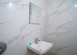 Standard room restroom (2)