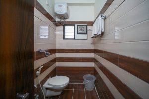 Deluxe king Restroom (6)