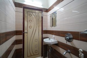 Deluxe king Restroom (7)