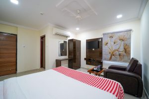 Deluxe king room (4)
