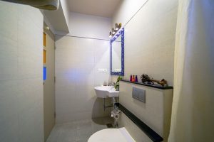King Studio Twin bed Restroom (2)