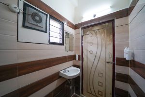 Standard King room (7)