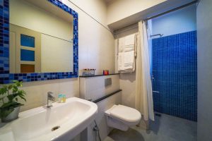 Superior room restroom (1)