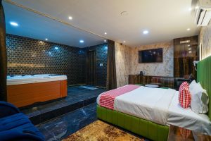Jacuzzi Suite room (1)