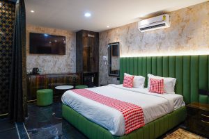 Jacuzzi Suite room (2)