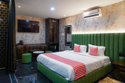 Jacuzzi Suite room (2)