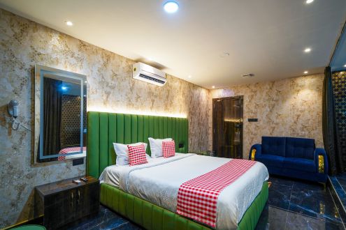 Jacuzzi Suite room (3)