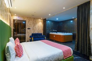 Jacuzzi Suite room (4)