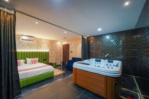 Jacuzzi Suite room (6)
