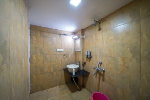 Twin room (8)