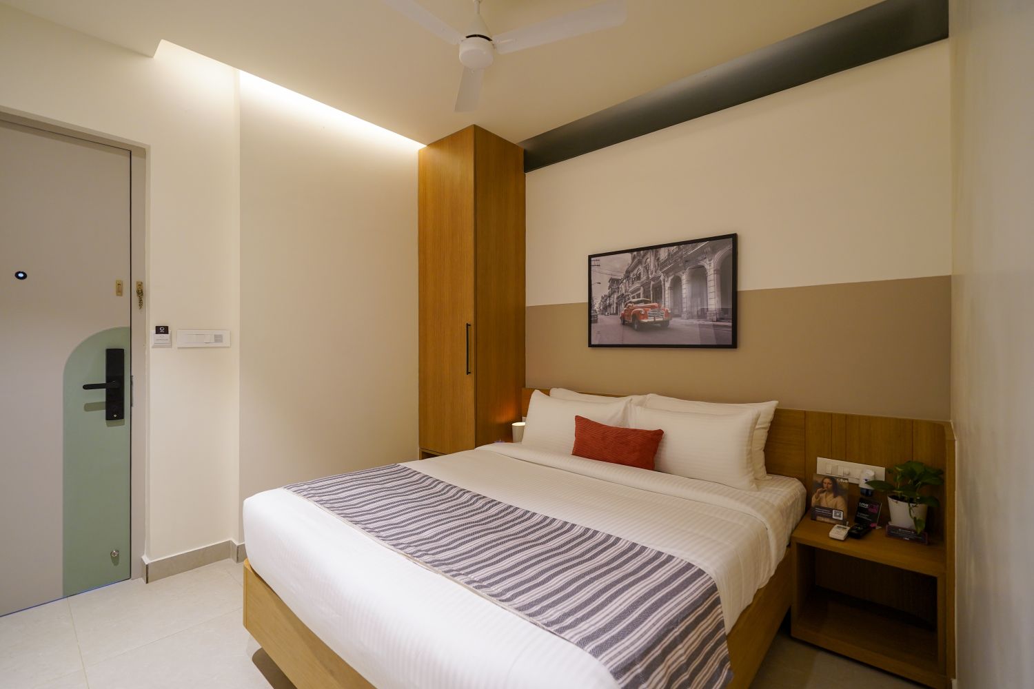 Standard king room (9)
